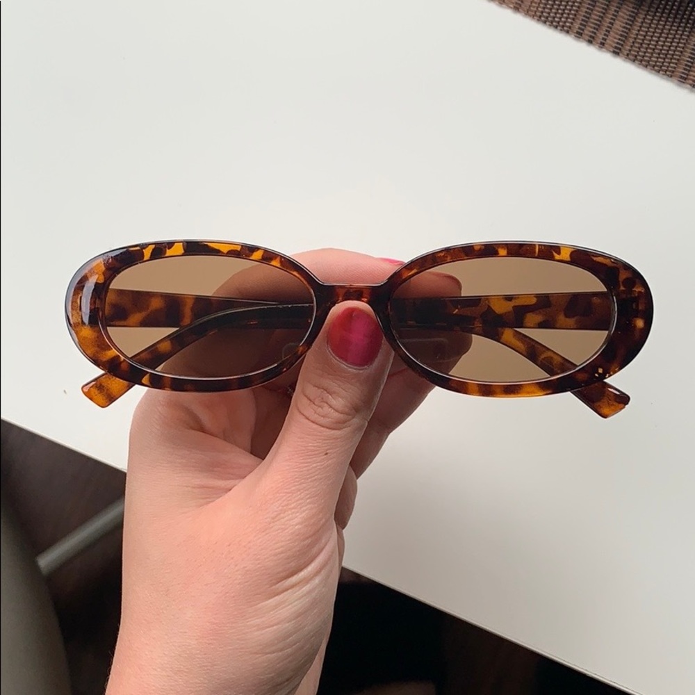 Leopard Oval Sunglasses - Picture 2 of 4